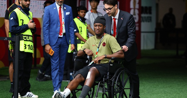 Tiền đạo Canada xuất hiện trên xe lăn sau chấn thương kinh hoàng, FIFA phạt nguội cực nặng sao Qatar - hình ảnh - winjun88.com Tiền đạo Canada xuất hiện trên xe lăn sau chấn thương kinh hoàng, FIFA phạt nguội cực nặng sao Qatar - hình ảnh - winjun88.com