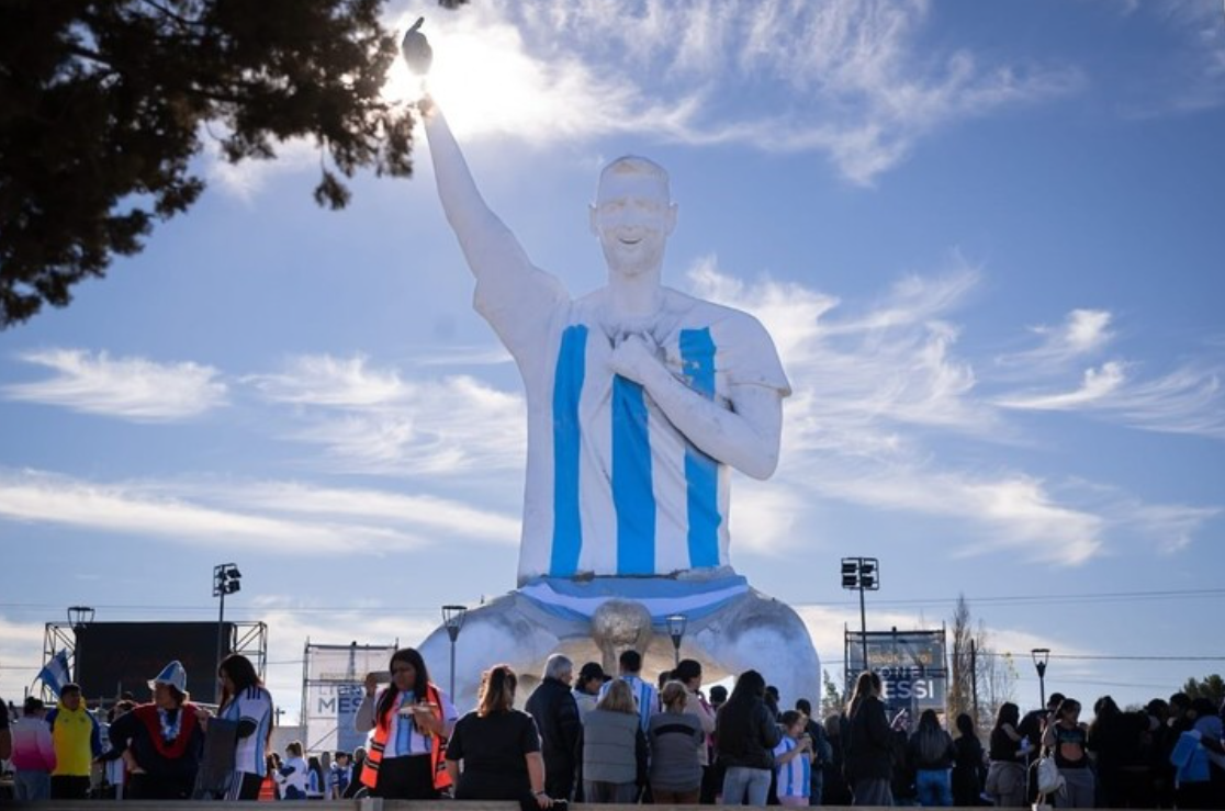 Argentina khánh thành tượng Messi cao 26 mét: góc nhìn mới cho người chơi Việt - hình ảnh - winjun88.com Argentina khánh thành tượng Messi cao 26 mét: góc nhìn mới cho người chơi Việt - hình ảnh - winjun88.com