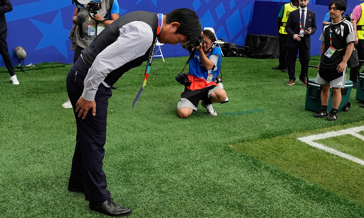 HLV Nhật Bản cúi đầu tri ân khán giả ở World Cup 2026 - hình ảnh - winjun88.com HLV Nhật Bản cúi đầu tri ân khán giả ở World Cup 2026 - hình ảnh - winjun88.com
