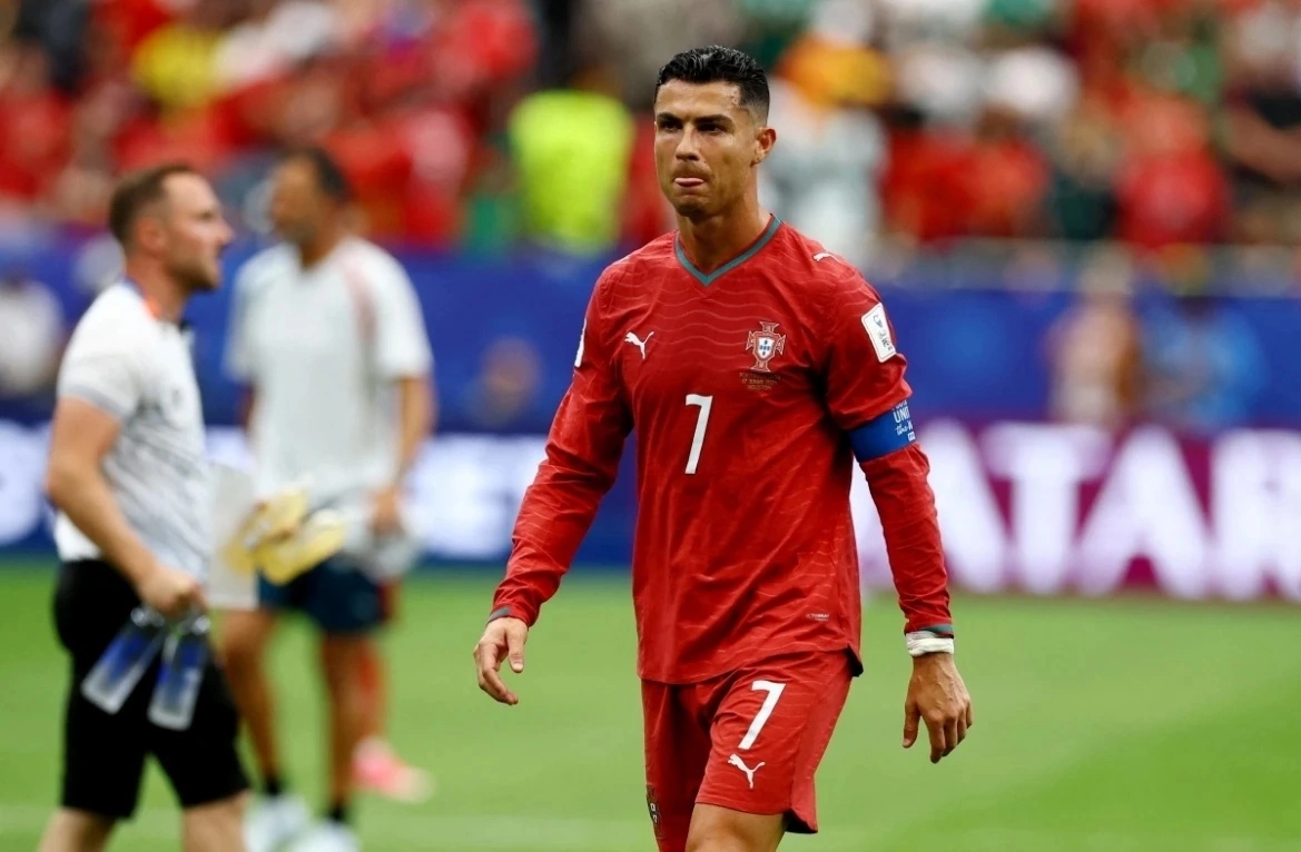Cầu thủ CHDC Congo thừa nhận không kèm Ronaldo: Cơ hội cho fan JUN88 cược thể thao? - hình ảnh - winjun88.com Cầu thủ CHDC Congo thừa nhận không kèm Ronaldo: Cơ hội cho fan JUN88 cược thể thao? - hình ảnh - winjun88.com