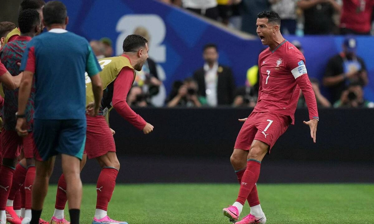 Ibrahimovic chê Ronaldo: ‘Cứ như vừa trở về từ hành tinh khác’ - hình ảnh - winjun88.com
