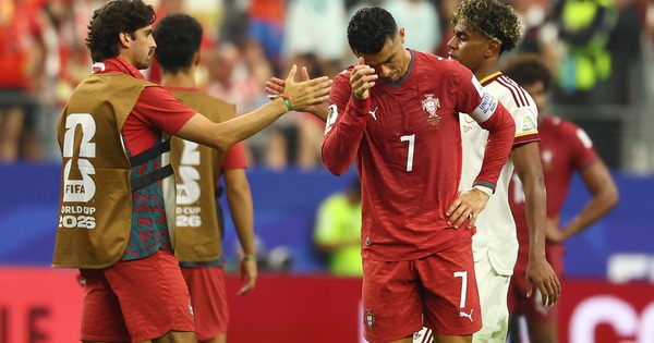 Ibrahimovic chê HLV Martinez không dám hy sinh Ronaldo, khiến Bồ Đào Nha bị loại cay đắng - hình ảnh - winjun88.com Ibrahimovic chê HLV Martinez không dám hy sinh Ronaldo, khiến Bồ Đào Nha bị loại cay đắng - hình ảnh - winjun88.com