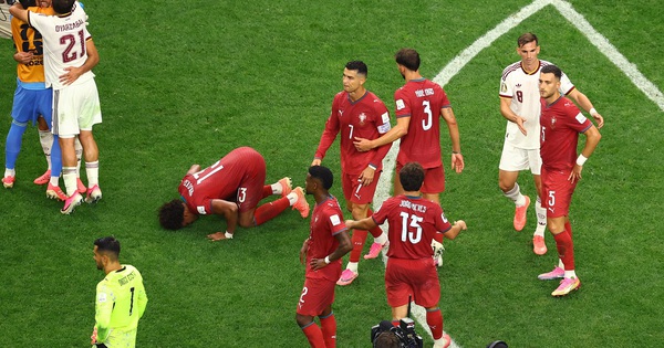 HLV Tây Ban Nha ôm Ronaldo trước trận: Khoảnh khắc khiến fan JUN88 baccarat xúc động - hình ảnh - winjun88.com