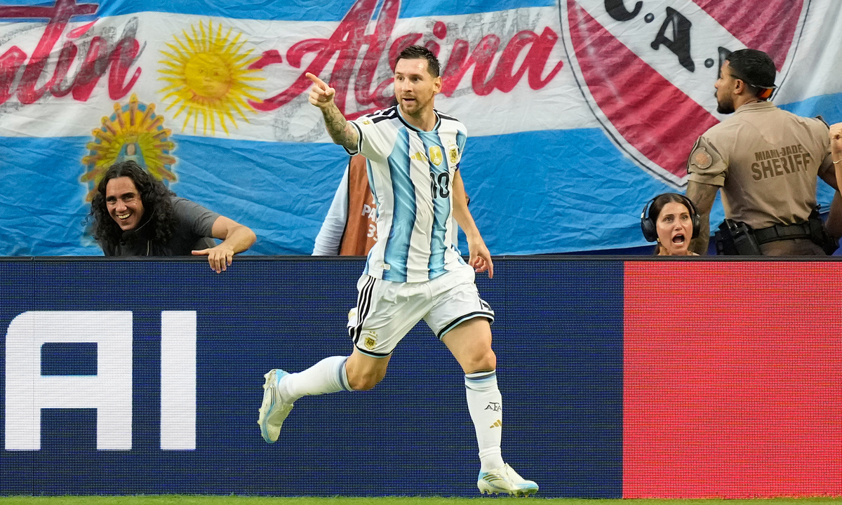 JUN88 cược bóng đá: Messi lập kỷ lục World Cup, Argentina vào tứ kết - hình ảnh - winjun88.com JUN88 cược bóng đá: Messi lập kỷ lục World Cup, Argentina vào tứ kết - hình ảnh - winjun88.com
