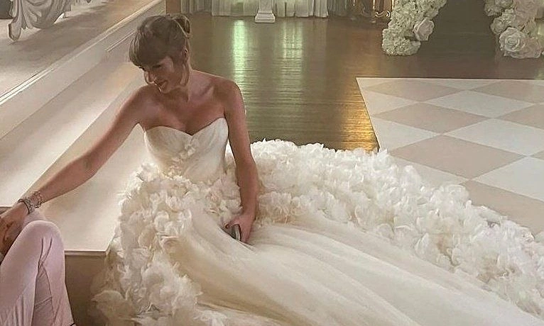 Taylor Swift diện đầm cưới Dior trong hôn lễ – Cập nhật tin nóng từ VnExpress Giải trí - hình ảnh - winjun88.com
